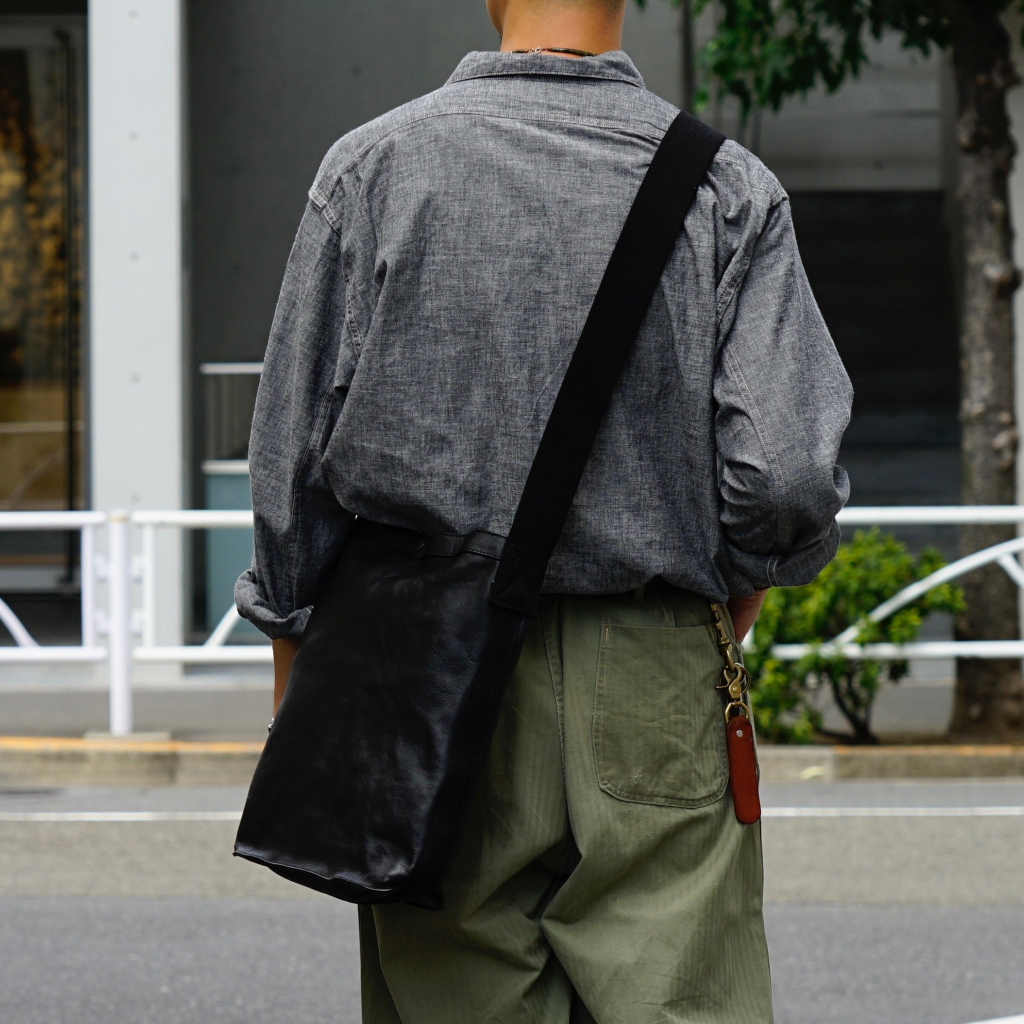 Introducing a leather version of our classic bag》MAIL BAG