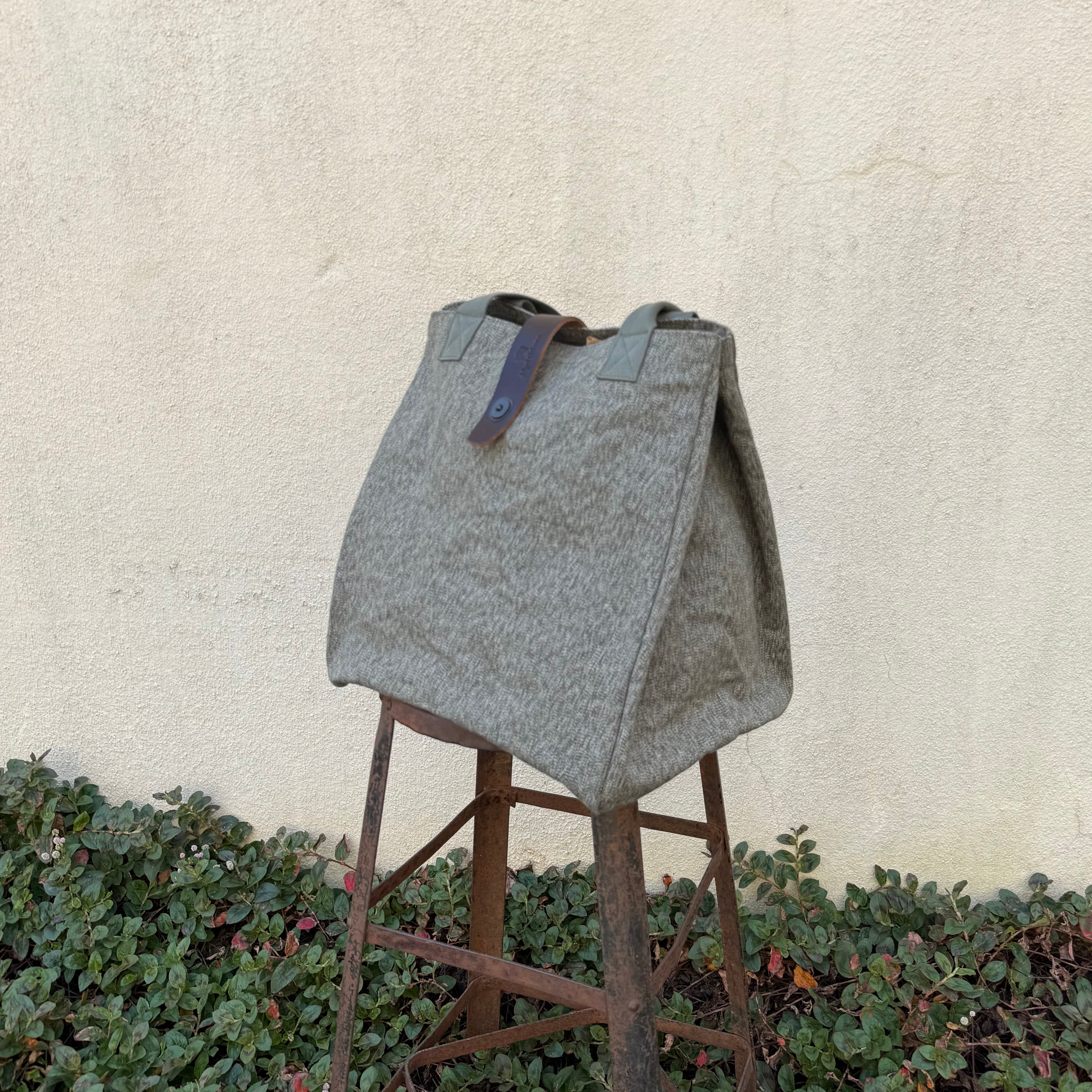 A combination of history and functionality》BUCKET BAG - SWISS 